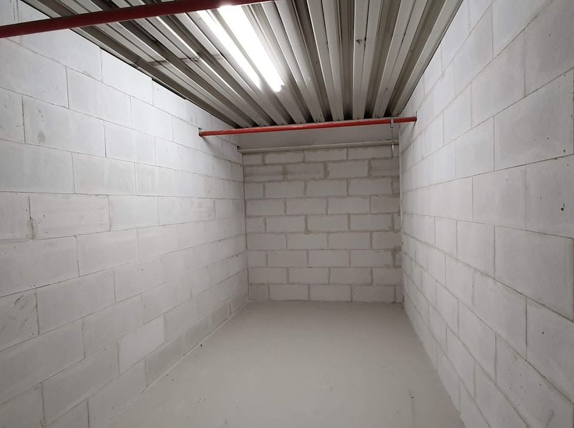 - Opslagplaats &lt;br /&gt;
- Gemeenschappelijke poorten en interne straten&lt;br /&gt;
- Sectionale poort en elektriciteit&lt;br /&gt;
- Betonvloer&lt;br /&gt;
- Beschikbaar
