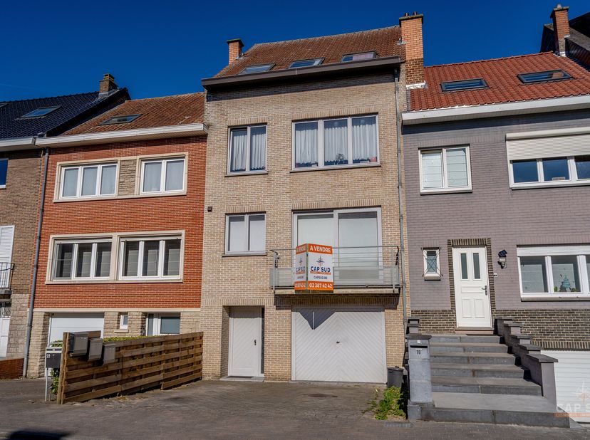 Waterloo, quartier Joli-Bois, CAP SUD vous présente cet immeuble de rapport de 205 m2 sise sur un terrain de 2,19 ares orienté ouest. Situation réelle