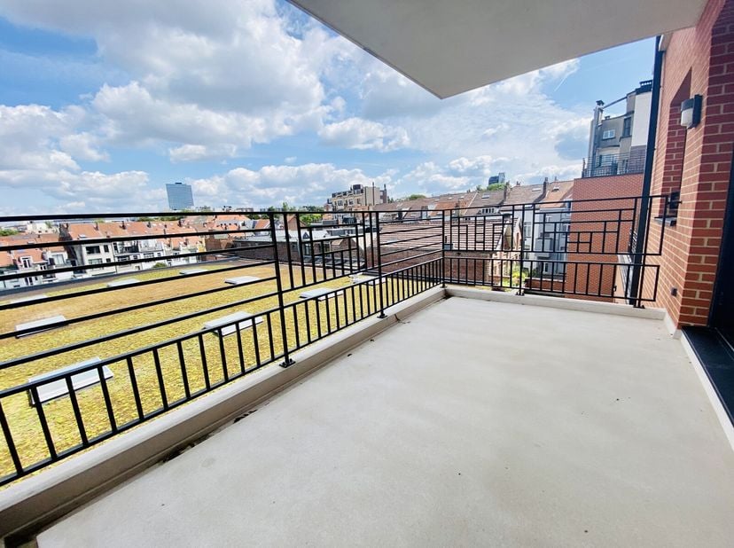 Tussen de Châtelain en het Brugmannplein, dicht bij winkels en openbaar vervoer, MAGNIFICENT appartement, in een recente constructie, van +- 215 m² me