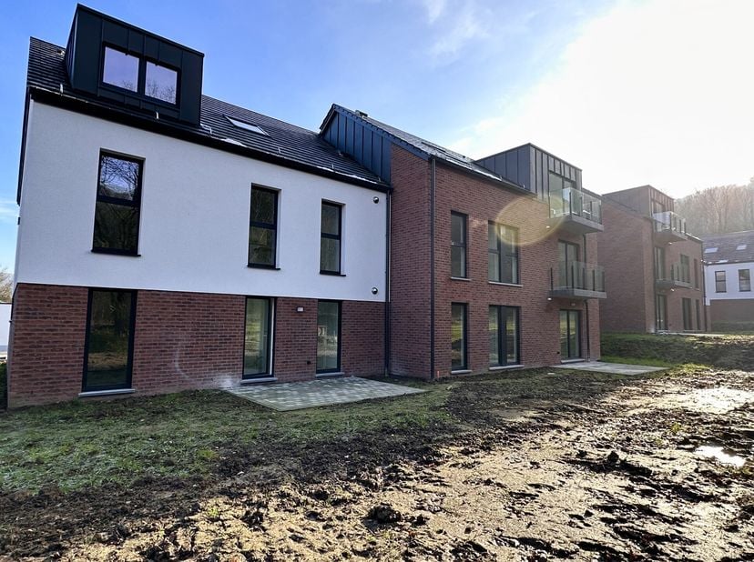 PROFONDEVILLE  Dans un écrin de verdure, bel appartement contemporain (1CH/1SDB) de 93,20 m² situé au rez de la résidence Â Clos de la Hulle Â. Il se