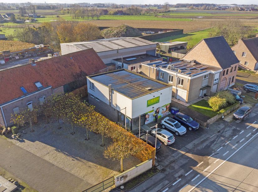 Het handelspand bestaat uit 2 verdiepingen en is goed voor zo&#039;n 260m² bruikbare vloeroppervlakte. &lt;br /&gt;
Het vrijstaande gebouw is gelegen op een perc