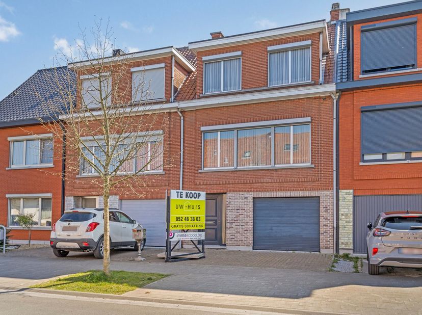 Deze goed onderhouden woning is ideaal voor wie op zoek is naar een project om op te frissen of te renoveren. De woning beschikt over een ruime living