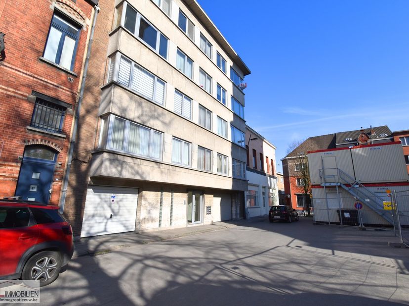 Immo Groot Leeuw stelt u dit gezellig appartement  voor op de 4de verdieping in Ruisbroek. Het appartement bestaat uit een lumineuze living, een uitge