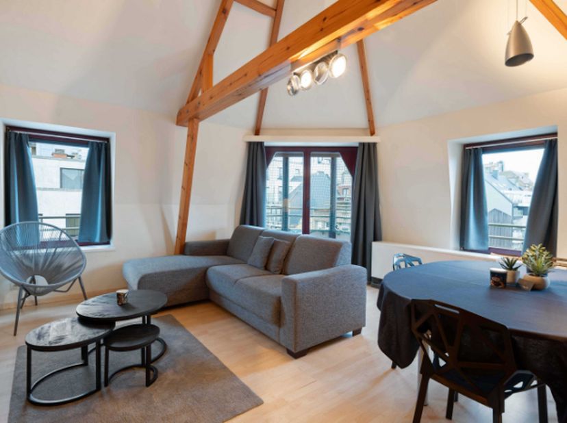 Uniek dakappartement met twee standaard slaapkamers en slaapkamer op mezzanine in Erfgoedparel Residentie Le Sablon.&lt;br /&gt;
Dit charmante dakappartemen