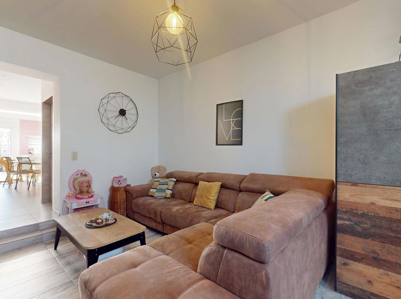 Actualimmo vous propose cette superbe Maison rénovée avec 3 Chambres et Jardin située à JUMET.Elle se compose comme suit :Rez-de-chaussée : Salon de 2