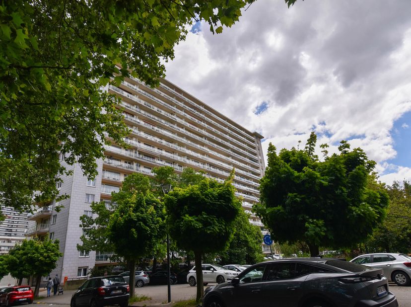 *** SOUS OPTION dans l&#039;attente d&#039;une signature de compromis*** TRIOR vous propose ce lumineux appartement 1 chambre de +- 59m² et situé au 10ème étage