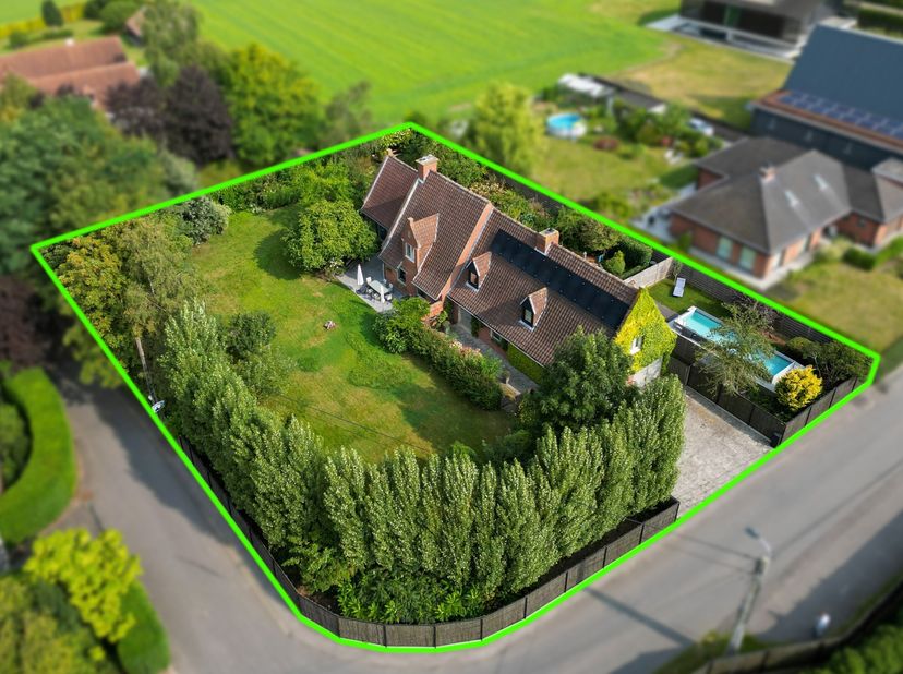 Heel binnenkort kan deze schitterende parel op 1929 m² in Zwevegem jullie nieuwe thuis worden! Met een landelijke ligging en authentieke uitstraling i