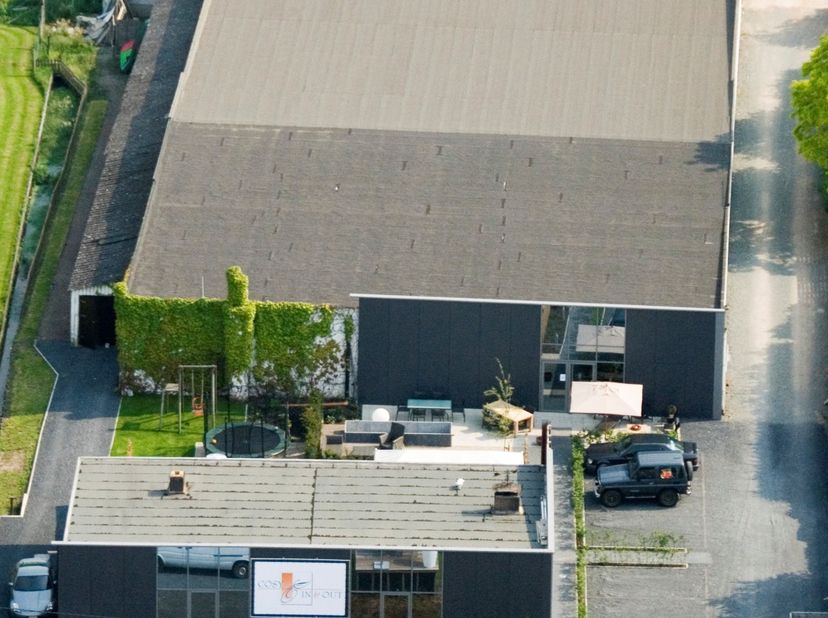Commercieel / Multifunctioneel gebouw met aanhorige woning. Ideaal en zeer commercieel gelegen op amper 600m van de R6.&lt;br /&gt;
&lt;br /&gt;
Bestaande uit;&lt;br