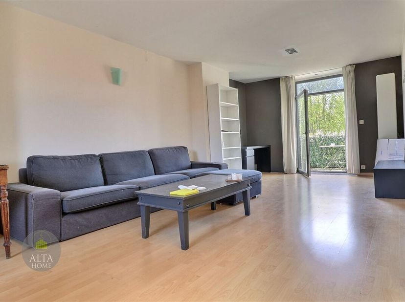 Chamant duplex 2 chambres de 95 m² avec terrasse situé proche du quartier européen et de &quot;La chasse&quot;. L&#039;appartement est au deuxième étage d&#039;un petit i