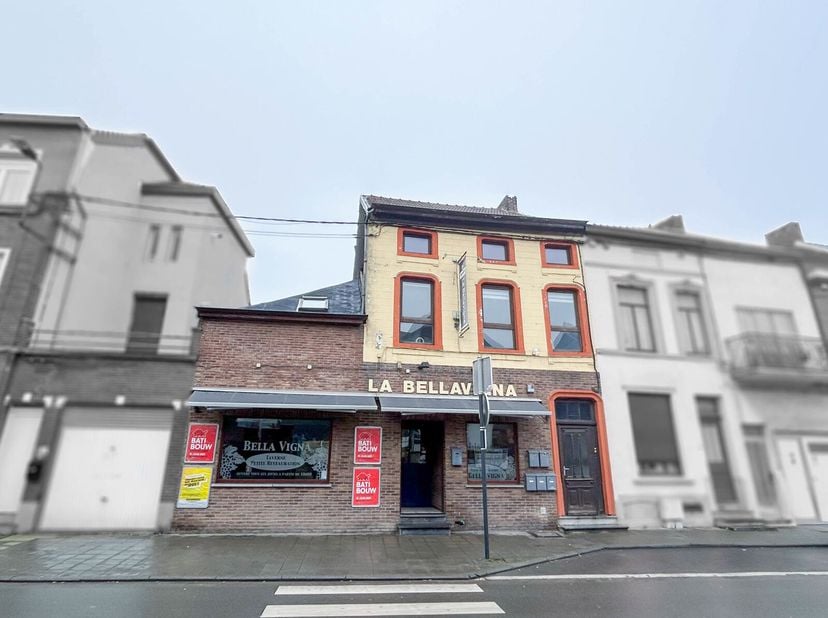 Lagence immobilière STRAZZERIMMO vous présente ce bel immeuble de rapport comprenant grand commerce au rez avec salle de réception à larrière, 4 unité