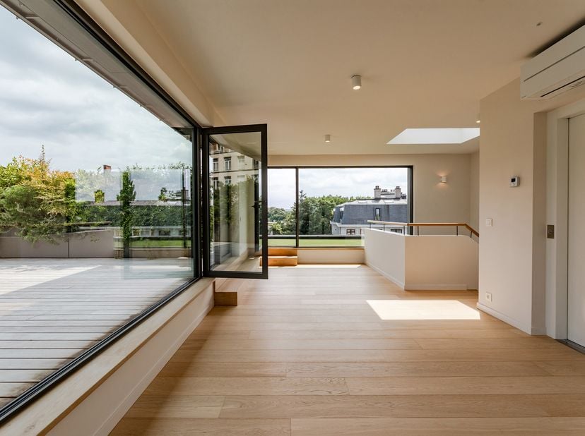 In een van de meest elegante en gewilde lanen van de gemeente is dit prachtige huis met 3 gevels in 2021 volledig gerenoveerd met hoogwaardige afwerki