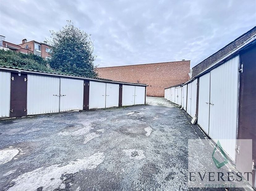Dichtbij de Place du Miroir, het park, winkels en openbaar vervoer en alle andere voorzieningen, biedt Everest Properties u een heleboel 25 garages (g