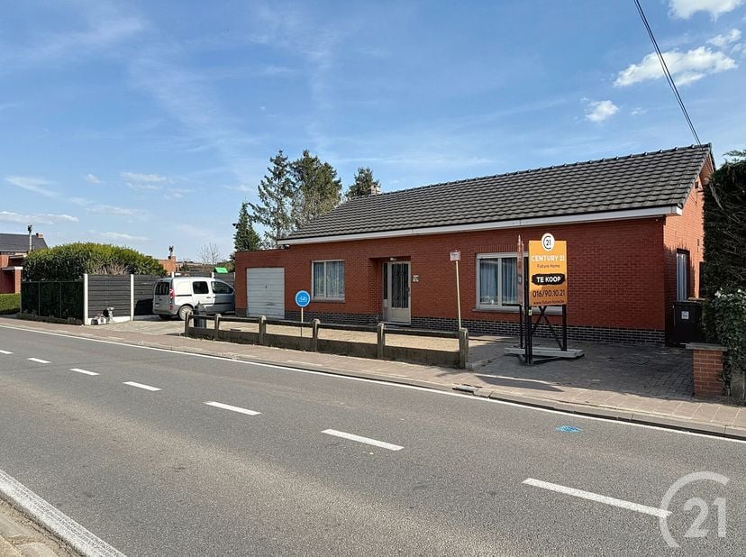 Instapklare woning in het hartje van Haacht te koop!&lt;br /&gt;
Je komt de woning binnen in de inkomhal. Verder heb je een lichtrijke leefruimte, een keuke