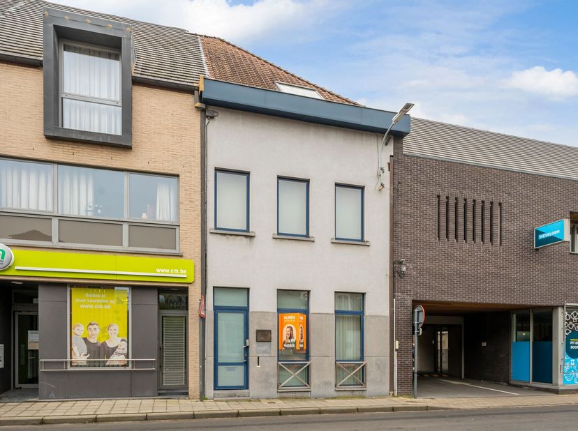 Handelspand met tal van mogelijkheden te koop in het centrum van Wevelgem!&lt;br /&gt;
Dit veelzijdige pand, gelegen op een toplocatie, biedt ruimte en flex