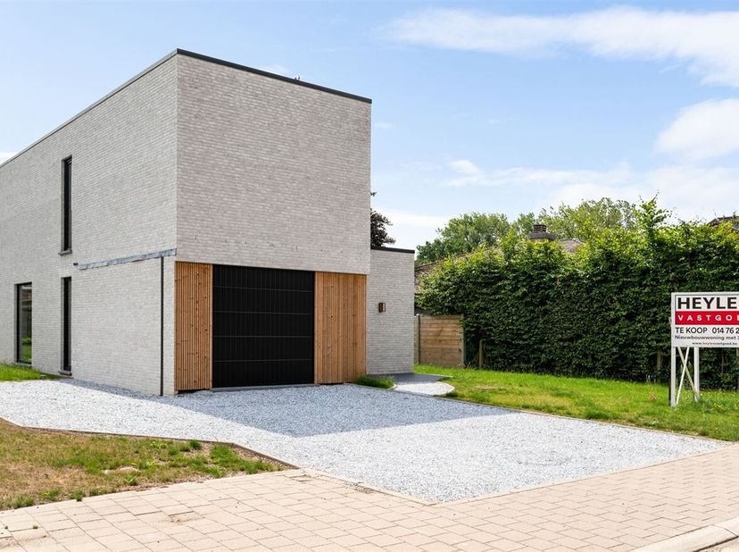 Nieuwbouw, open bebouwing, energiezuinig en pal in  het centrum van Geel.&lt;br /&gt;
Indeling:&lt;br /&gt;
Gelijkvloers: Inkom, toilet, wasplaats/berging, inpand