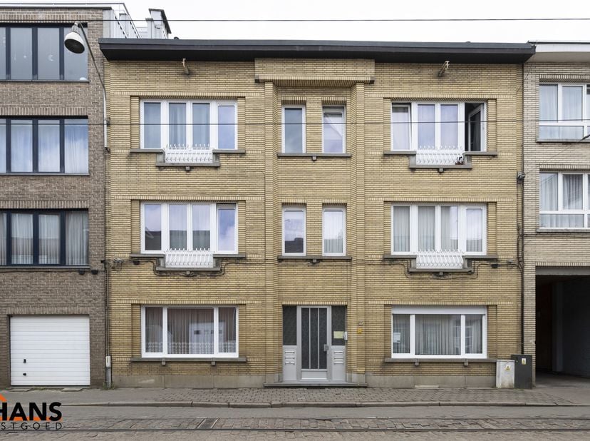 Appartement op de 2de verdieping, zonder lift.&lt;br /&gt;
Inkom; leefruimte; eetkamer; keuken met kookplaat, dampkap, spoelbak en kasten; badkamer met douc