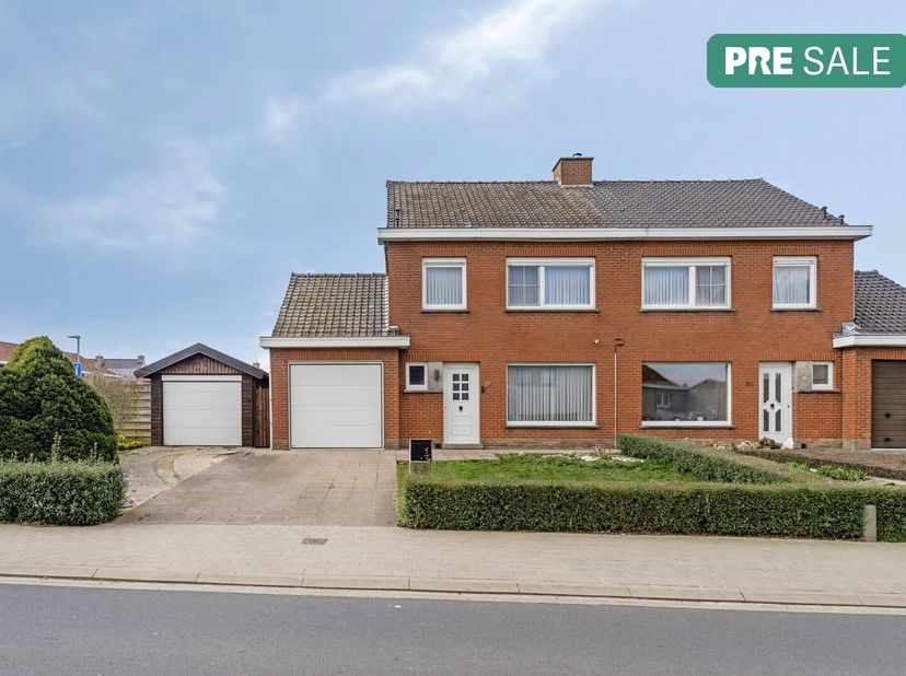 Halfopen bebouwing te koop in Wijtschate op 561m². Deze halfopen woning met 3 slaapkamers en twee garages is uitermate geschikt als gezinswoning. Gele