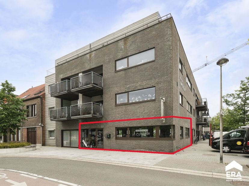 Commerciële handelsruimte te koop op toplocatie Ben je op zoek naar een multifunctionele handelsruimte op een gunstige ligging? Deze instapklare ruimt