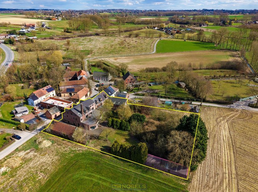 VOORMALIGE BROUWERIJ op een TERREIN VAN 3.943 M² te koop in het landelijke Roborst (Zwalm). Deze KARAKTERVOLLE EIGENDOM ademt geschiedenis en biedt ui