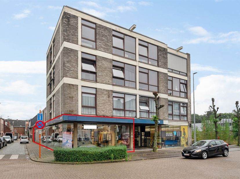 Ruim handelspand met kantoren en magazijn op TOPlocatie in Herentals met stabiele huurder&lt;br /&gt;
Ligging: Gelegen pal in het centrum van Herentals, nab