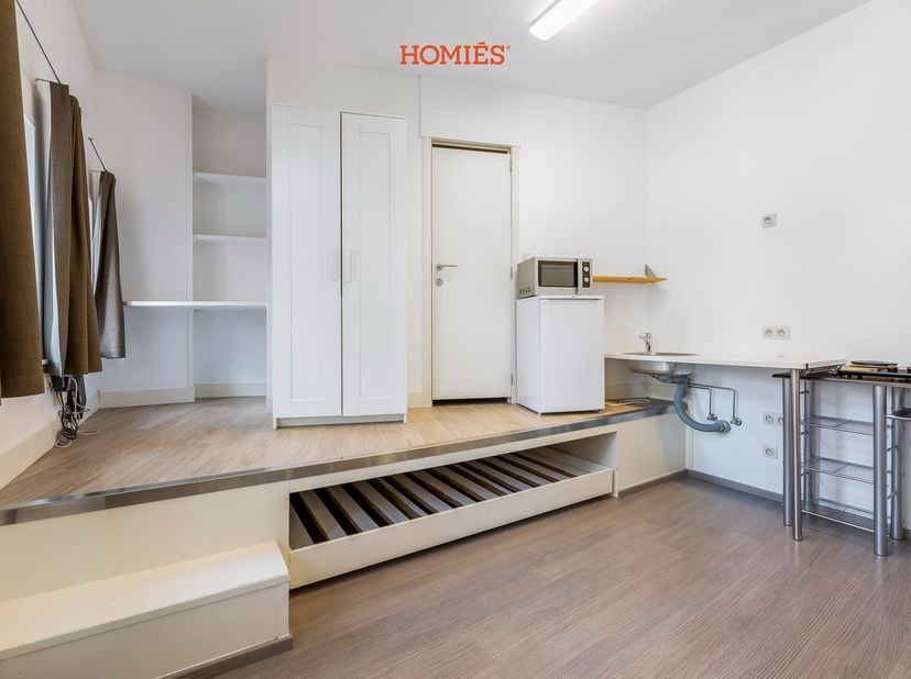 Met plezier stellen wij u deze gezellige studentenkamer met eigen sanitair voor in centrum Leuven. De kamer bevindt zich in een kleinschalige resident