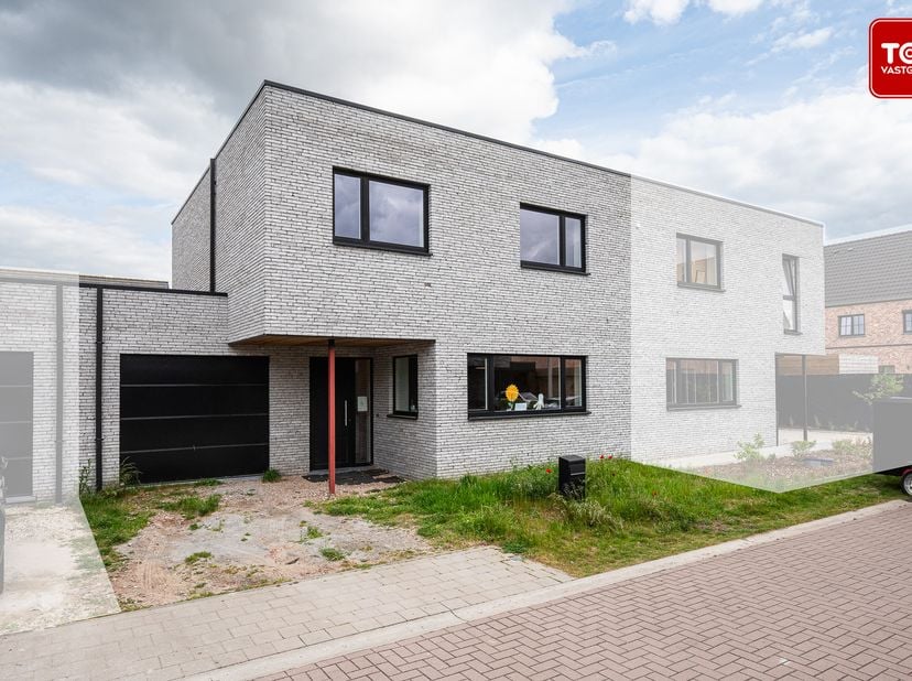 Deze halfopen woning is gelegen in een rustige, kindvriendelijke en recente wijk in een doodlopende straat. Winkels, scholen en invalswegen zijn dicht