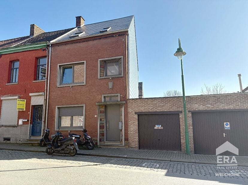 ERA WELCHOME est fier de vous proposer cette maison, située à Maffle, alliant potentiel, luminosité et praticité. Idéalement située à proximité des tr