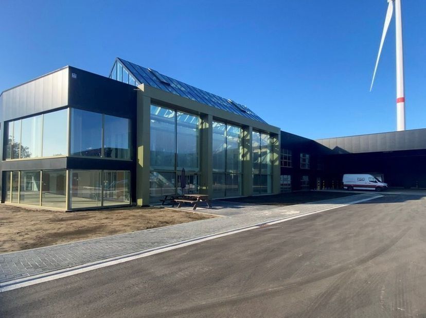 1565m² magazijn met  482m² kantoorruimte&lt;br /&gt;
Ligging: vlakbij autosnelweg E34&lt;br /&gt;
Specificaties: staalstructuur, sectionaalpoort, verlichting, pol
