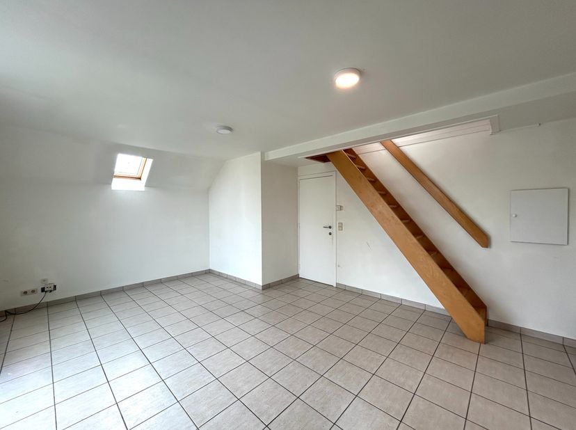 Op een steenworp van het centrum van Ardooie kan u dit  instapklaar appartement terugvinden. Diverse kleinhandel, horeca, scholen, openbaar vervoer, e