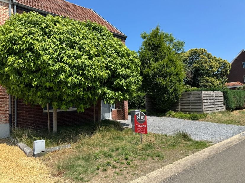 Zeer goed gelegen, instapklaar woonhuis met 3 of 4 slaapkamers en tuin&lt;br /&gt;
&lt;br /&gt;
Indeling gelijkvloers: inkomhal met trap naar verdiepingen, gasten