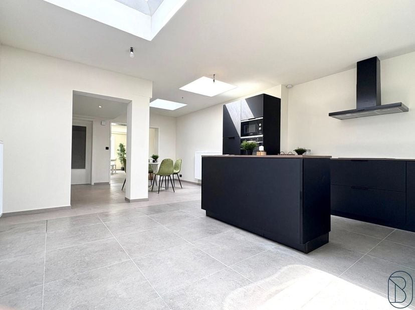 TOPGERENOVEERDE TOFFE RIJWONING MET 3SLK EN NIEUW AANGELEGDE RUIME TUIN. Indeling gelijkvloers: inkomhal, ZEER RUIME LEEFRUIMTE met VOLLEDIG GEÏNSTALL