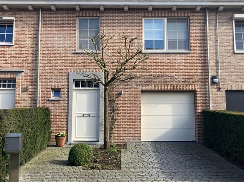 Welkom in deze prachtige woning, een uniek aanbod dat luxe en comfort combineert op een rustige locatie. Deze woning beschikt over drie ruime slaapkam