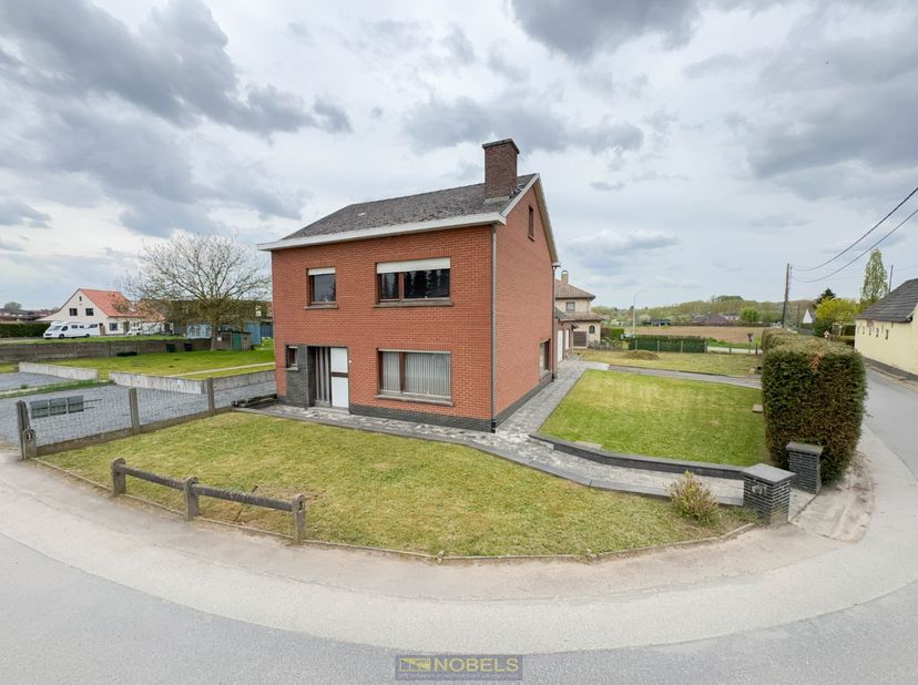 Op een LANDELIJKE LIGGING met een VLOTTE BEREIKBAARHEID in het HART VAN DE VLAAMSE ARDENNEN bevindt zich deze AANGENAME WOONST. Deze eigendom kan mits