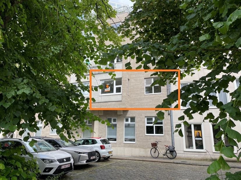 INSTAPKLAAR APPARTEMENT van 92 m², prachtig gelegen pal in het centrum van Brugge, aan de AUGUSTIJNENREI! Het appartement is gelegen op de eerste verd