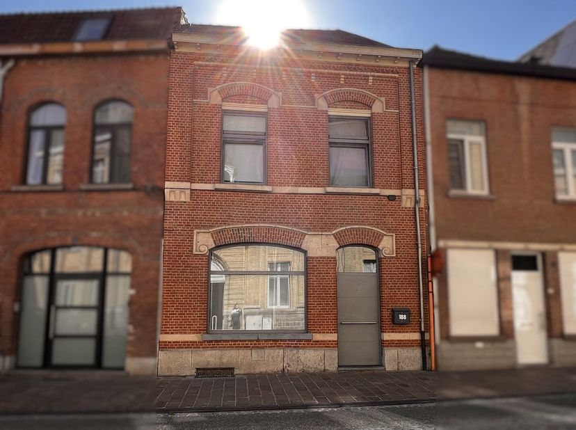 Op een toplocatie in de Rijselstraat, op wandelafstand van winkels, scholen en alle nodige voorzieningen, vind je deze instapklare stadswoning.&lt;br /&gt;