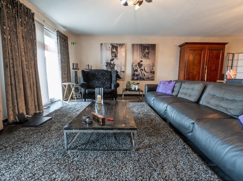 Zoekt U een ruim en knap gemeubeld appartement ?&lt;br /&gt;
Dan moet U zeker dit appartement es bezoeken. De woonkamer is ruim en de keuken is volledig ing