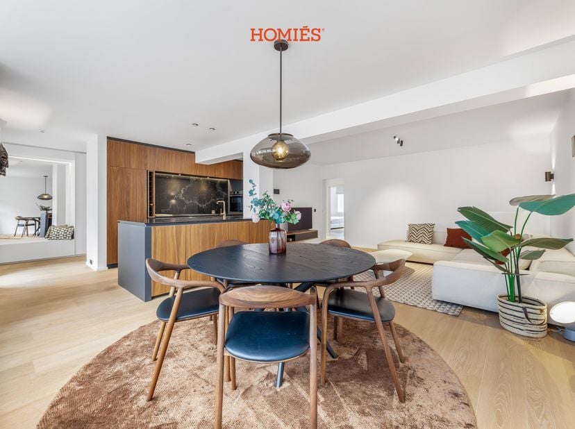 Dit high-end appartement in residentie D’ Residence werd recent volledig gerenoveerd en situeert zich in het welbekende Nieuw Kwartier. We bevinden on
