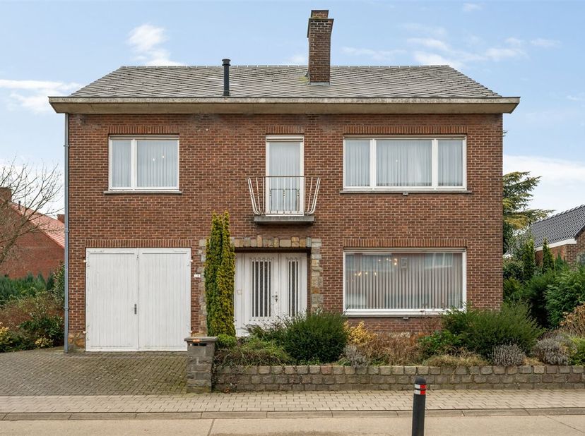Ruime, te moderniseren woning met veel mogelijkheden&lt;br /&gt;
Ligging: Zeer centraal gelegen, nabij het centrum van Achter Olen met alle invalswegen en f