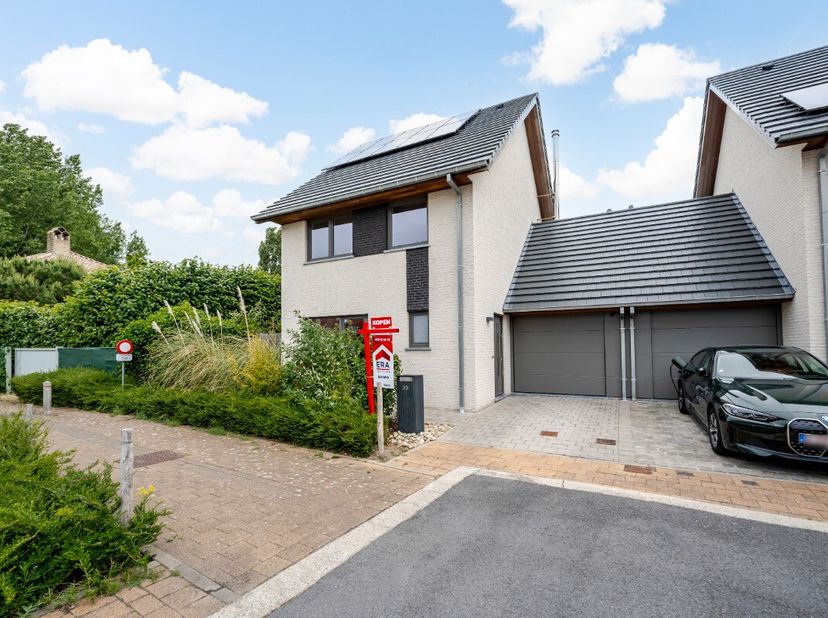 Half open woning te koop in centrum Koksijde!Deze recente woning (2019) combineert een hoogwaardige afwerking met modern wooncomfort. Geniet van een z
