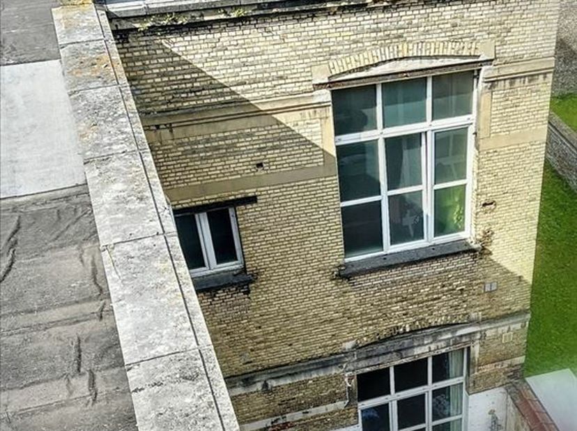 MAISON à l&#039;avant (+/- 350m²) et ATELIERS à l&#039;arrière (+/- 500m²) : &quot;immeuble de rapport&quot; (= situation &quot;de fait&quot; !) (= situation locative, irrégulière