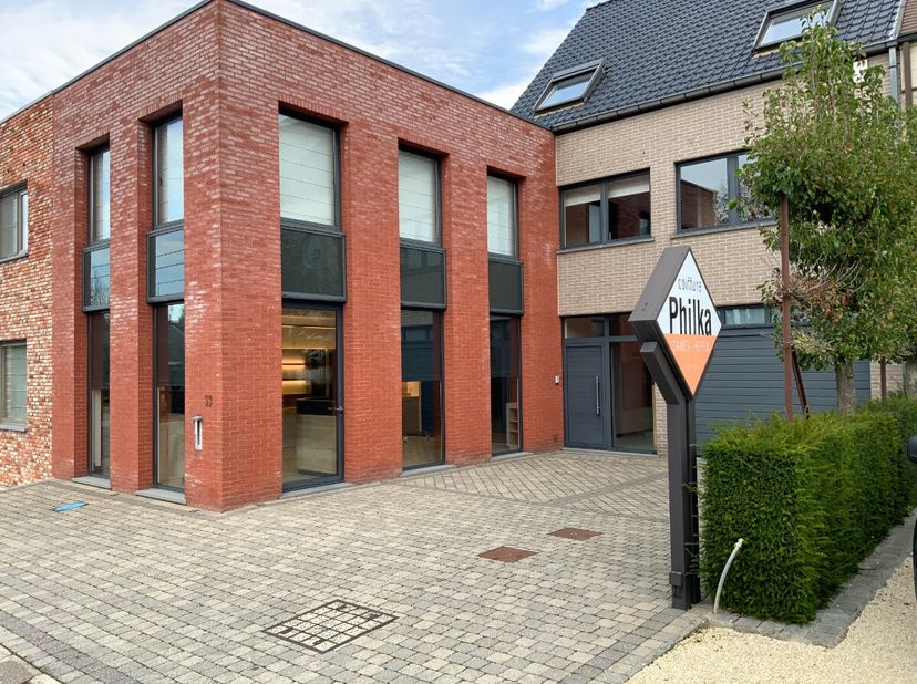 Moderne handelsruimte te huur gelegen op een uitstekende zichtbaarheid en bereikbaarheid in Waregem indeling: handelsruimte +/- 80m2 - aparte keuken m