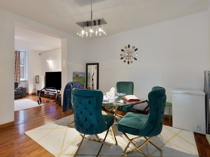 Si vous recherchez une maison familiale, un immeuble de placement ou une maison pouvant accueillir deux familles, cette maison offre tout ce qu&#039;il vou