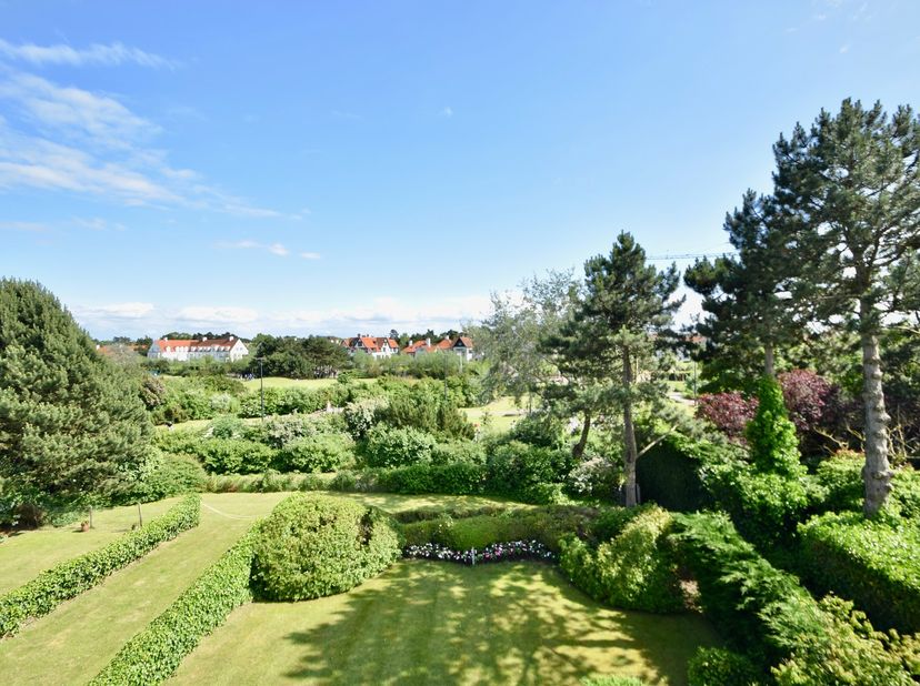 Appartement de coin rénové avec vue sur l&#039;Approach golf, à quelques pas de la plage et des commerces. Composition : Hall d&#039;entrée avec wc et vestiaire