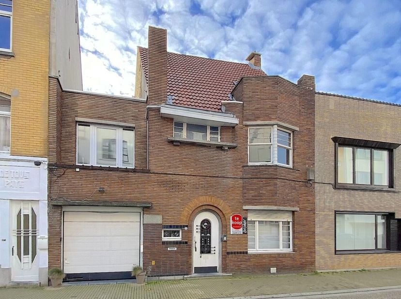 Uitstekend gelegen burgerhuis in jaren 30-stijl, op slechts 200 meter van de zee. De woning beschikt over een ruime garage (12 m x 3 m) en een aanslui
