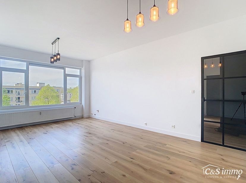 Ontdek dit volledig gerenoveerde appartement op de derde verdieping, ideaal gelegen en instapklaar!&lt;br /&gt;
Via de ruime inkomhal (ca. 6 m²) met ingemaa