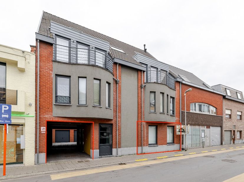 Ligging Het gelijkvloers appartement in de Leegstraat heeft een gunstige ligging binnenin Zelzate. Deze centrale ligging biedt een vlotte toegang tot