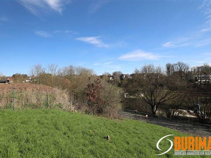 Ham Sur Heure Te koop perceel grond gelegen in een woonwijk volgens het sectorplan in het hart van het dorp Ham Sur Heure, dit perceel heeft een voorg
