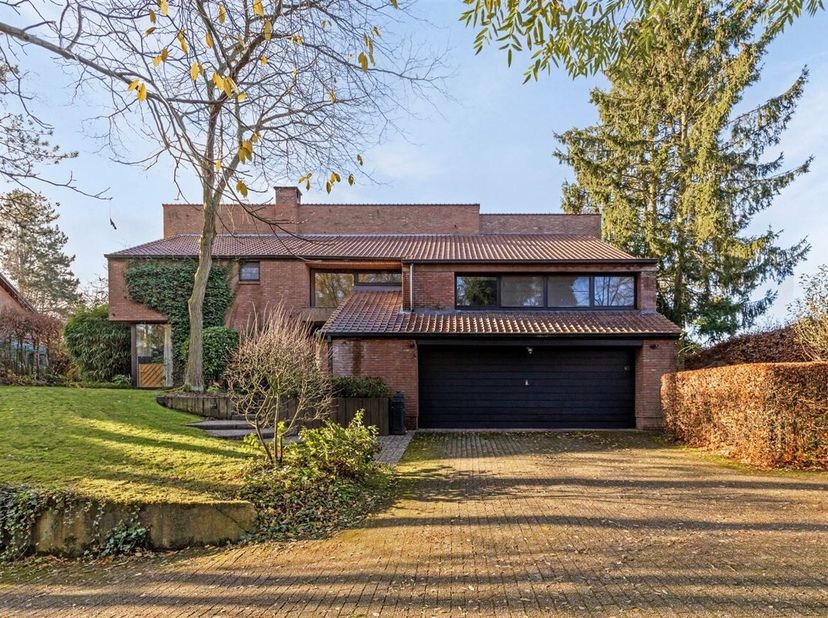 Villa classique parfaitement entretenue dans un cul-de-sac dans un endroit unique et un beau terrain de +/- 26a70ca orienté sud. &lt;br /&gt;
La villa a une