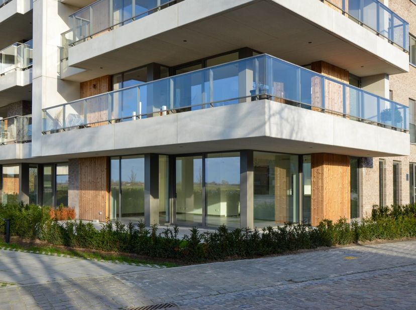 Dit gelijkvloersappartement (79,04m²) is gelegen in het centrum van Diksmuide en bestaat uit:&lt;br /&gt;
KELDER:&lt;br /&gt;
Gemeenschappelijke fietsenberging.&lt;b