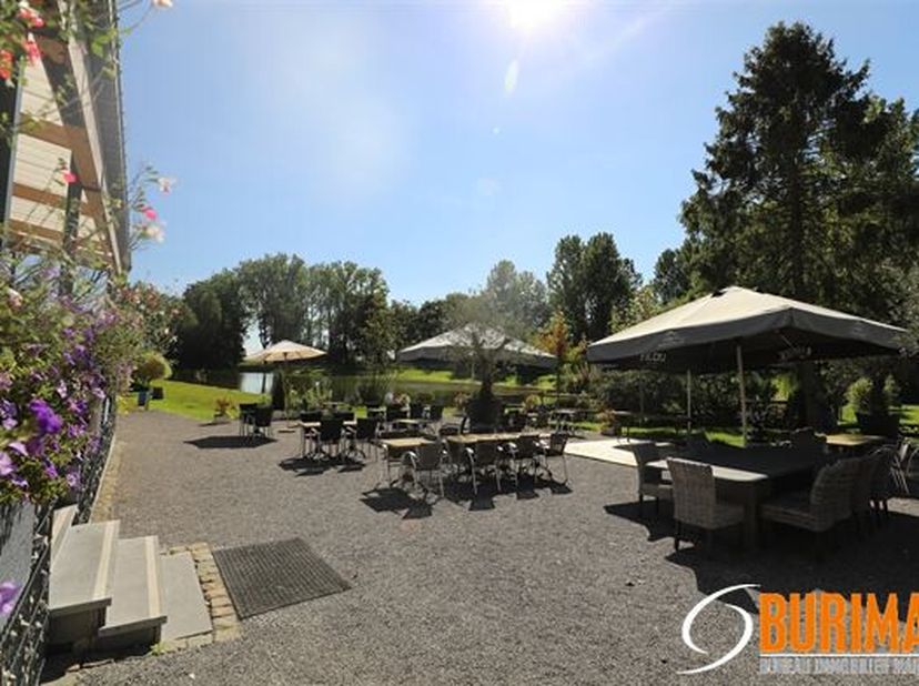 Te koop 100% van de aandelen van Les Etangs des Fouilles n.v., gebouw en goodwill gebruikt als visserij - restaurant - feestzaal - paardenboxen op 4,3